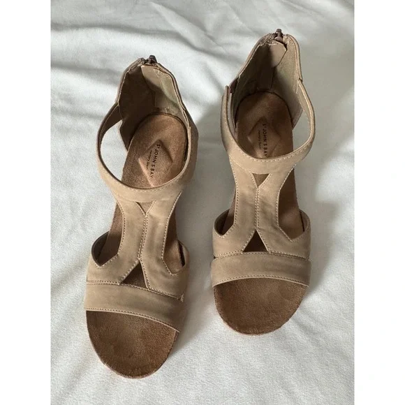 St. John's Bay Nude Suede Wedges Size 7.5,‎ EUC