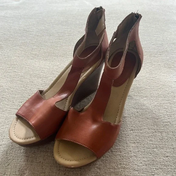 Kenneth Cole Reaction‎ Sole Kick Cognac Brown T-Strap Wedge Sandals Womens 9.5 M