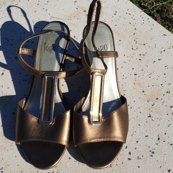 𝅺IMPO bronze women's size 8 Vicente wedge