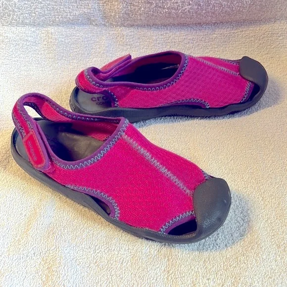 NWOT Crocs girls pink and gray water shoes in size 2