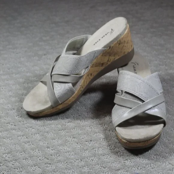 Wear Ever Size 8 Light Grey Floral Embossed Slide On 3
