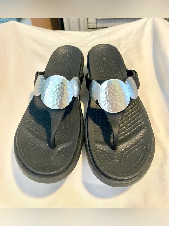 CROCS Sanrah Thong Wedge Sandal -Metal Disc Accent/Comfort- Woman’s Sz 9 - Black
