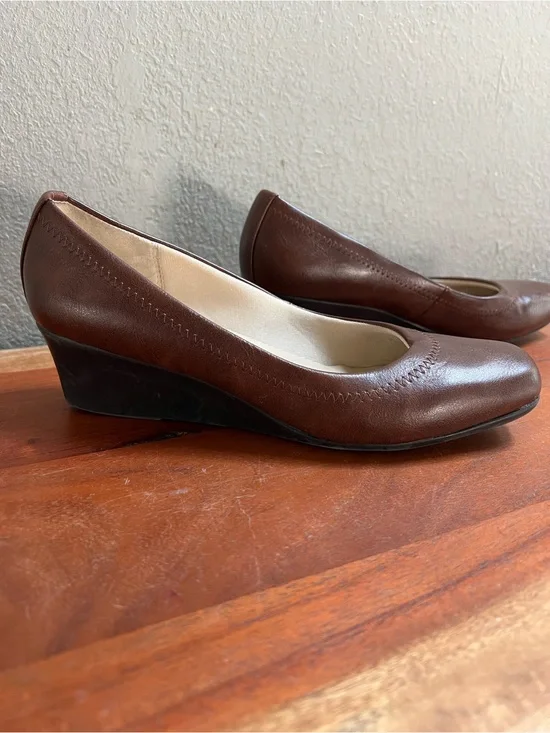 Life Stride Brown Leather Wedge Pumps