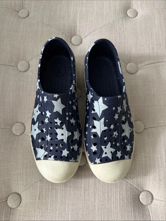 NATIVE Shoes Jefferson in Regatta Blue & Star Print