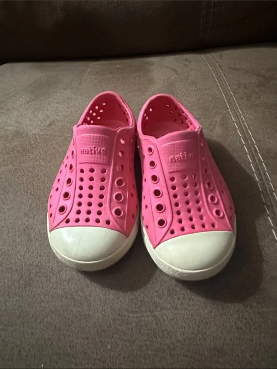 Native Kids Jefferson Water Shoes in Bright Pink with White Toe