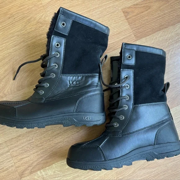 Sz 5 UGG Butte II -Lace up boot