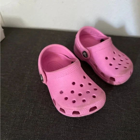 Crocs pink toddler size 2-3