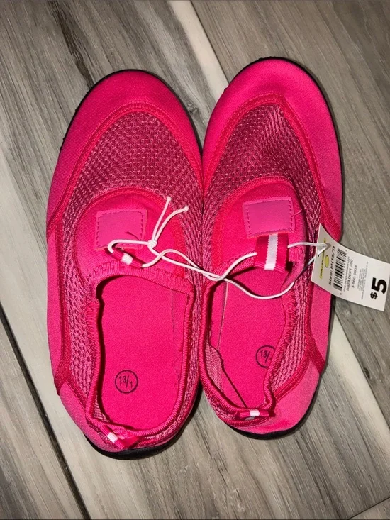8️⃣  Kids Bright Pink Slip-On Mesh Water Shoes