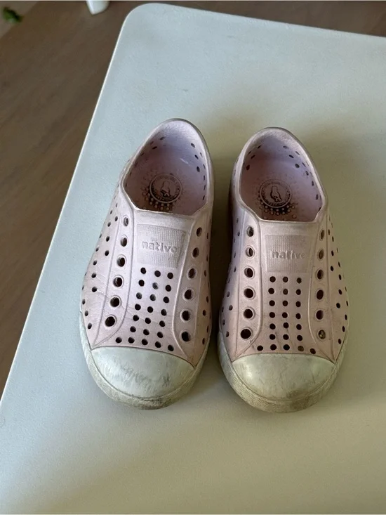 native Jefferson Slip-On Kids Shoes in Light Pink c7 toddler girl