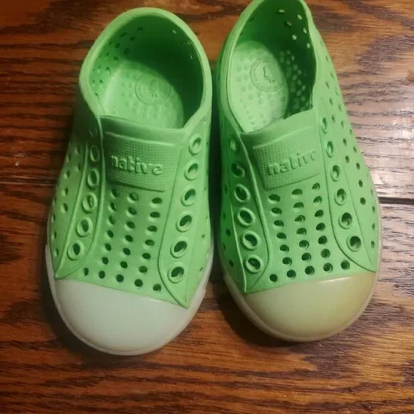 Native Jefferson lime green shoes sz  child 4