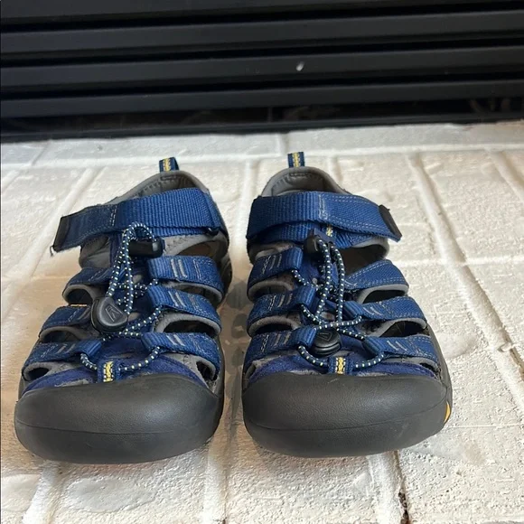 GUC Kids Newport H2 waterproof. Size 4
