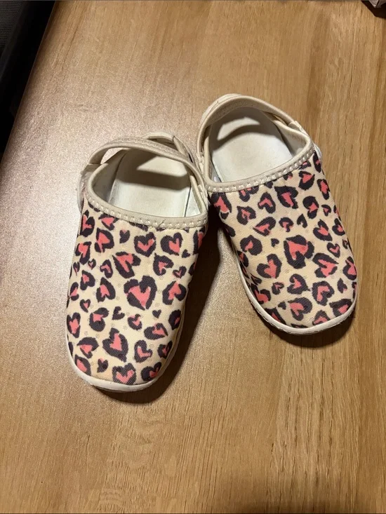 Kids Leopard Heart Slip-On Water Shoes in Beige and Pink