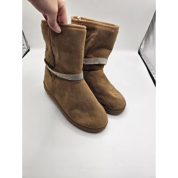 Rocawear Womens Chestnut Brown Faux Suede Rhinestone Quilted Winter Boots Size 8
