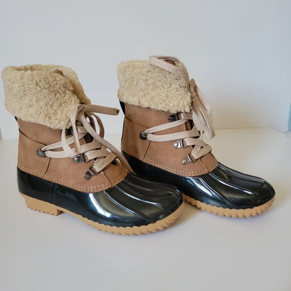 NWOT Dolce Vita Ulito duck boots size 6.5 sherpa collar lace up lightweight