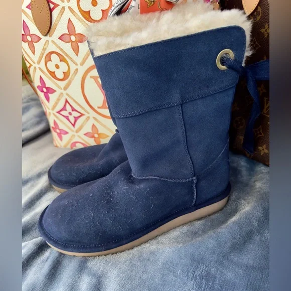 EUC Koolabura by UGGS‎ Navy Blue bow sheep wool lined fleece roll down Size 6