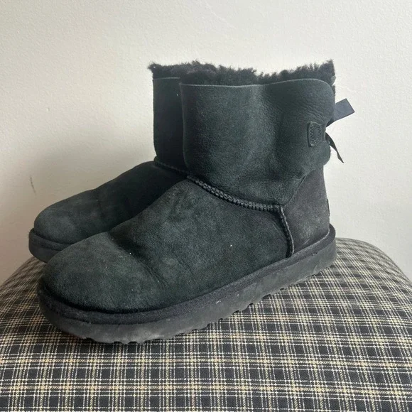 UGG Mini Bailey Bow II Boots Womens 9 Black‎ Suede Shearling Ankle
