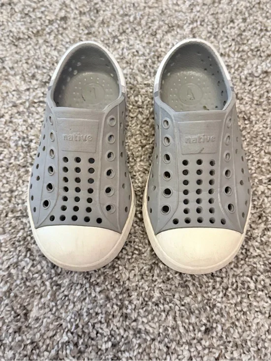 Native Kids Slip-On Water Shoes in Gray and White