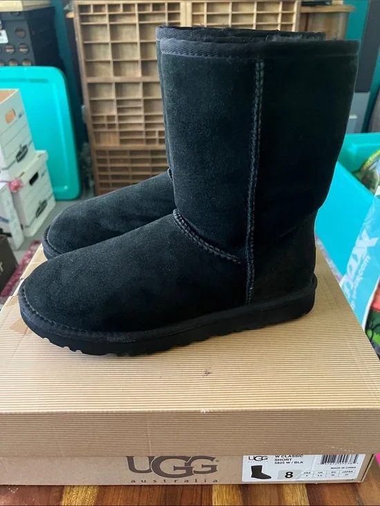 UGG Women’s Classic Short Boot Black, 8