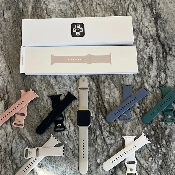 Apple Watch SE Starlight Aluminum 44mm Charging cable and extra bands included