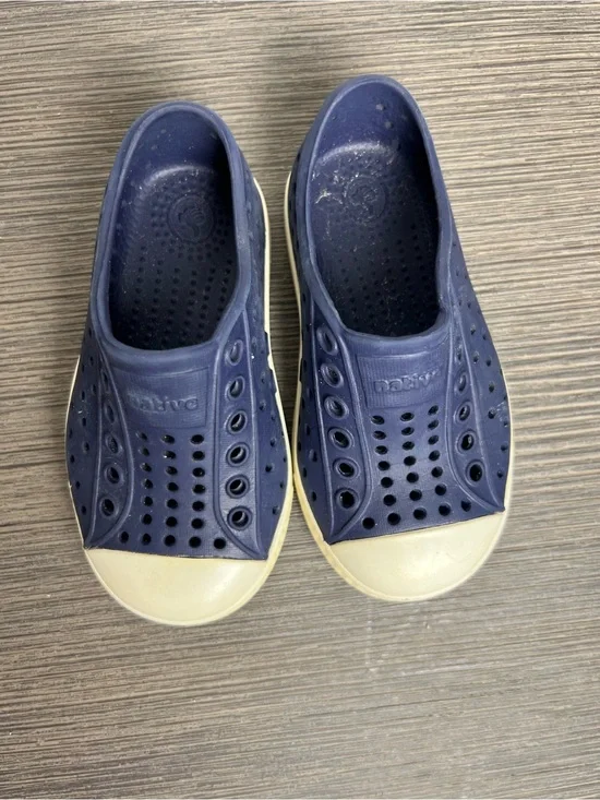 Native Kids Water Shoes Slip-On in Navy and Cream