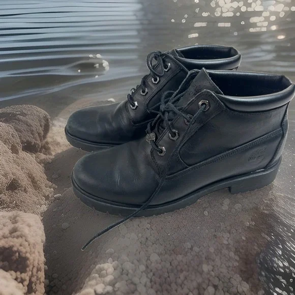 TIMBERLAND WOMEN'S 8.5M NEWMAN WATERPROOF CHUKKA BOOTS BLACK SMOOTH 28360