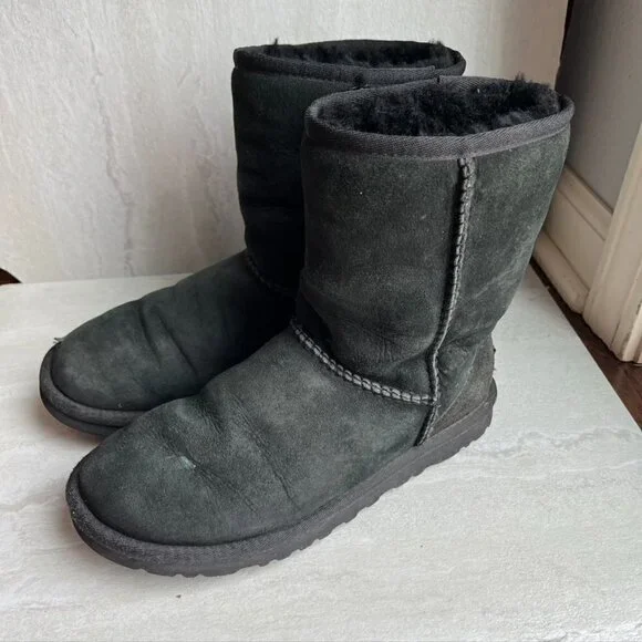 ** UGG Australia Classic Short Womens Size 6 Black Sheepskin Winter Boots 5825