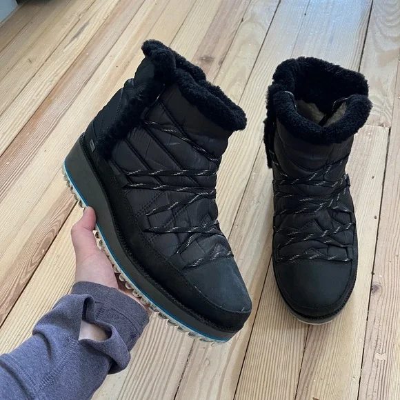 UGG‎ Cayden Waterproof Snow Boot Black Quilted Puffer Fur Trim 1098576 womens 9