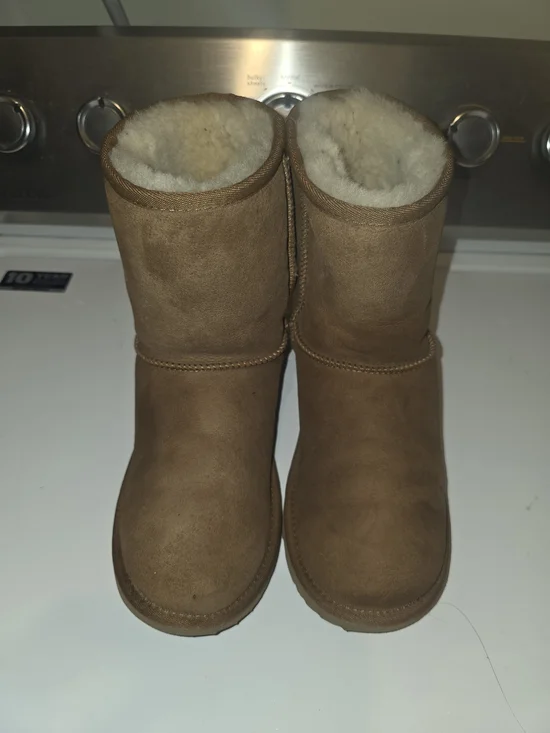 UGG Classic Short Shearling Boots in Chestnut