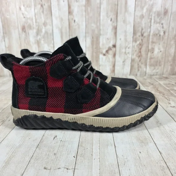 Sorel Women's Waterproof Plaid Winter Boots‎ Size 8 Black Red Lace Up