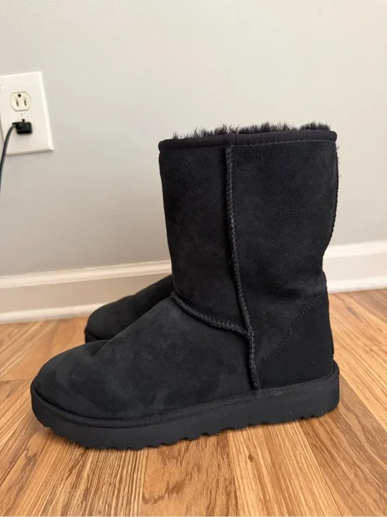 Women's UGG Classic Short II Black Size 9