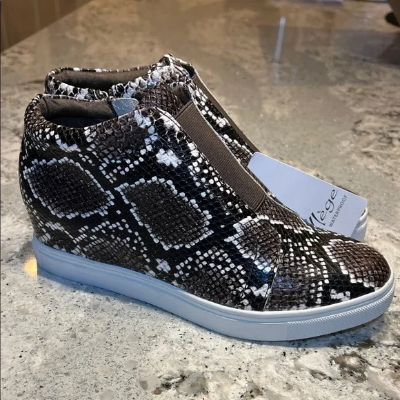 Aqua College Waterproof Snake Print Sneakers Size 8