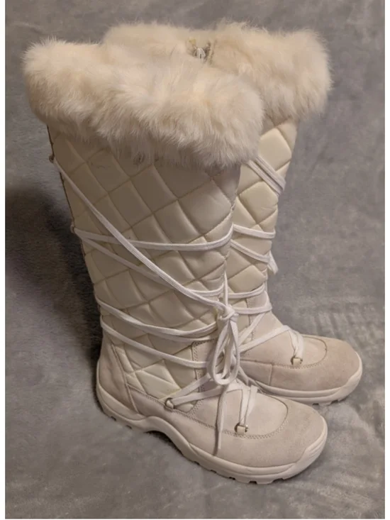 Vintage American Eagle White Quilted Winter Boots with Faux Fur Trim Size 9 B265