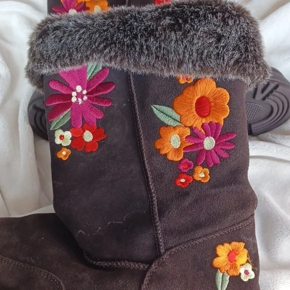 RAMPAGE BROWN EMBROIDERED FLOWER BOOT SIZE 10