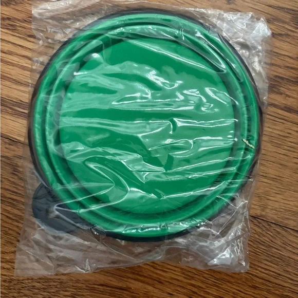 Green Collapsible Silicone dog Bowl -brand new