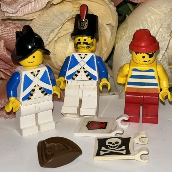 Lego Imperial Soldier 1980s VTG Blue coat soldiers and Pirate and accessories