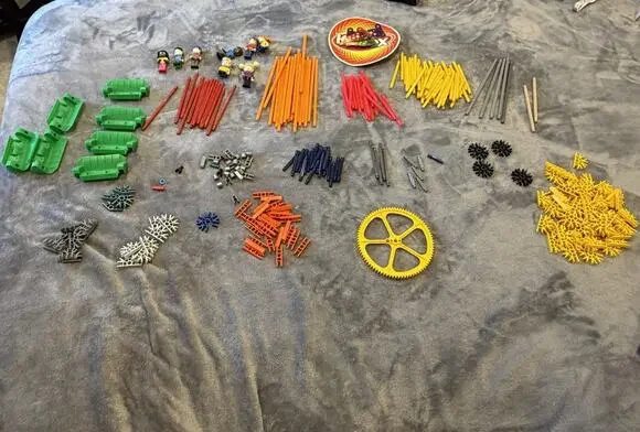 K'NEX Lot of assorted pieces With 8 K’nex People
