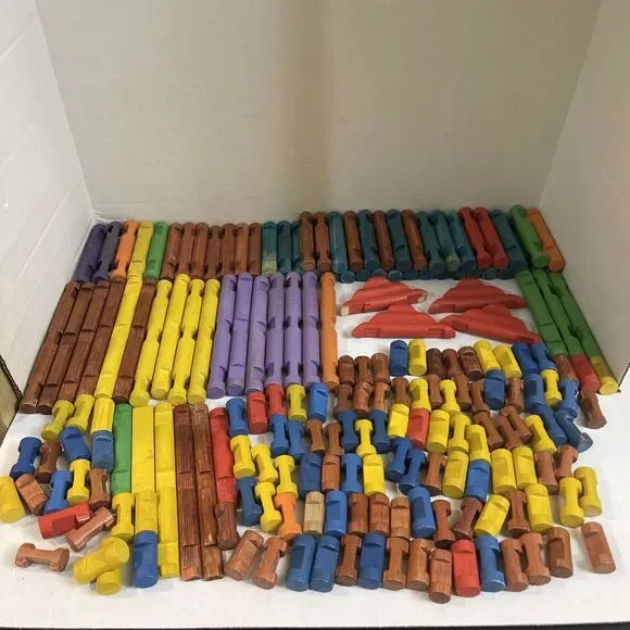 199 Piece Lot Vintage Lincoln Logs Multicolored Roofs Ect