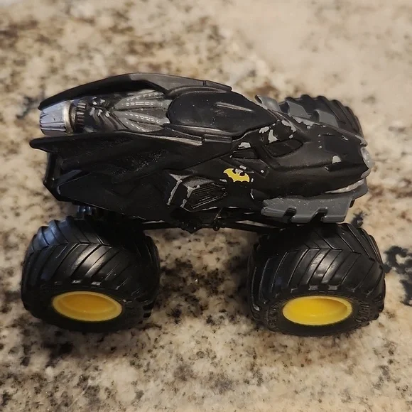Batman car monster truck spin Master