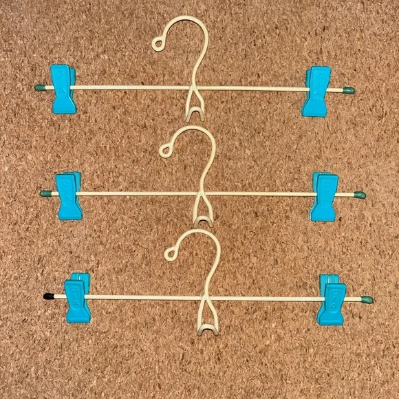 VINTAGE OIA Clip Hangers - Set of 3