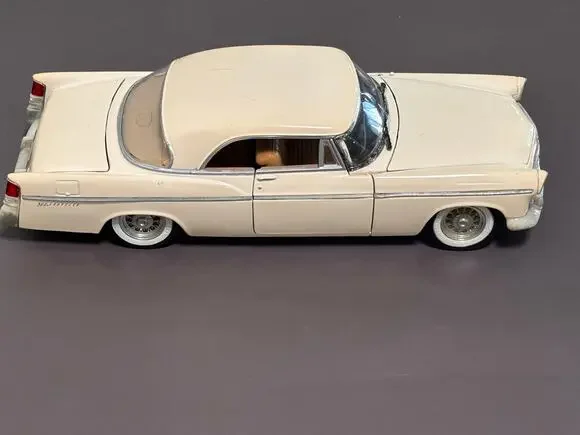 Original Maisto Special Edition 1:18 Die Cast 1956 Chrysler 300B White