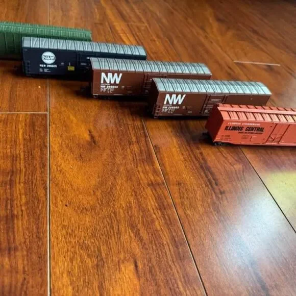 5 HO Scale Boxcars