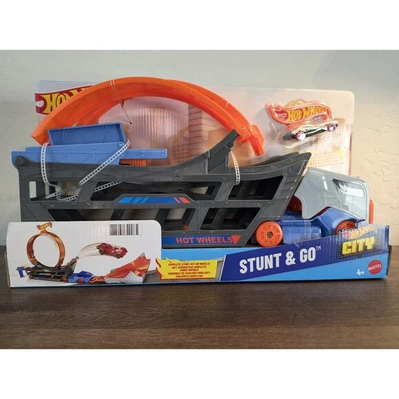 Hot Wheels City Stunt & Go Play Set Truck, Collapsible Loop, Holds 18 Cars