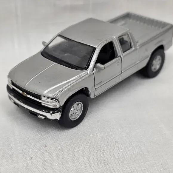 Maisto Chevrolet Silverado Pickup Truck 1:48 Diecast Silver Opening Doors Model