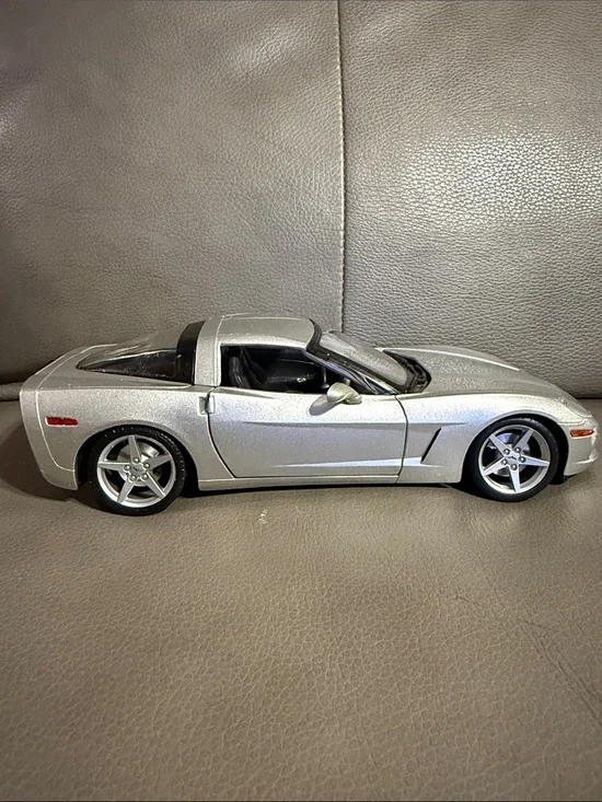 2005 Chevrolet Corvette C6 1/18 scale Diecast Model Car
