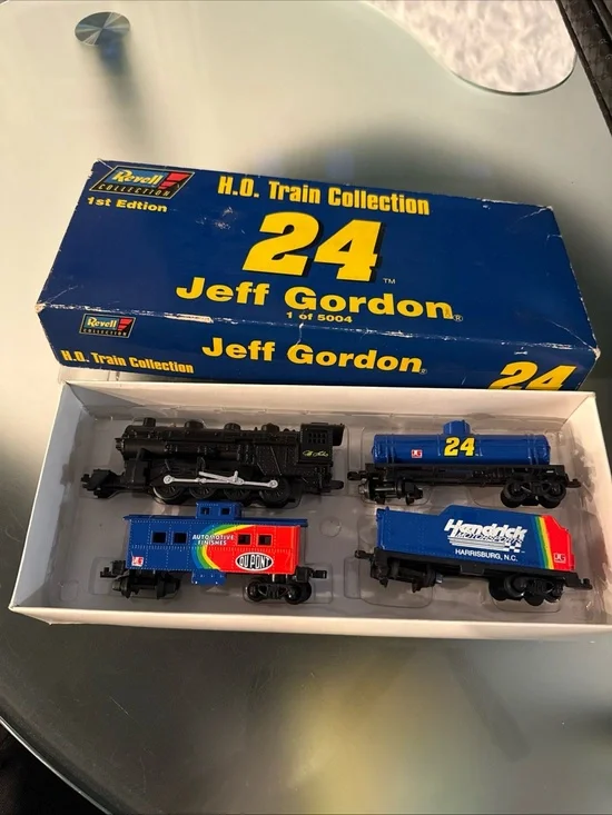 Revell Jeff Gordon DUPONT #24 H.O Train Collection Set 1of 5004 1st Edition