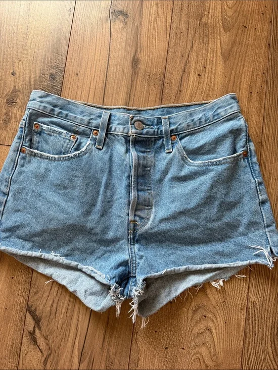 Levi’s 501 Original Button Fly Denim Shorts – Medium Wash, Size 29