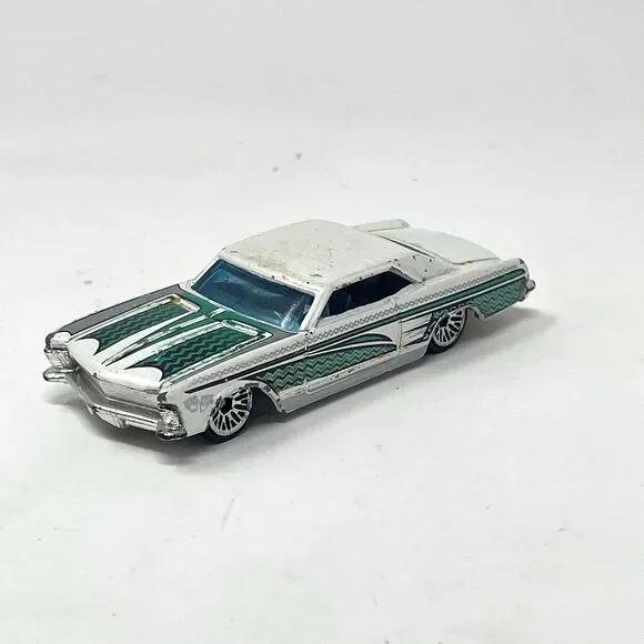 Vintage Hot Wheels ‘64 Buick Rivera 2001 Mattel Rare Diecast White‎ & Green Car