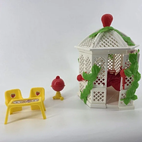 Strawberry Shortcake Garden House Gazebo 1981 grill Table Chairs Vintage Kenner