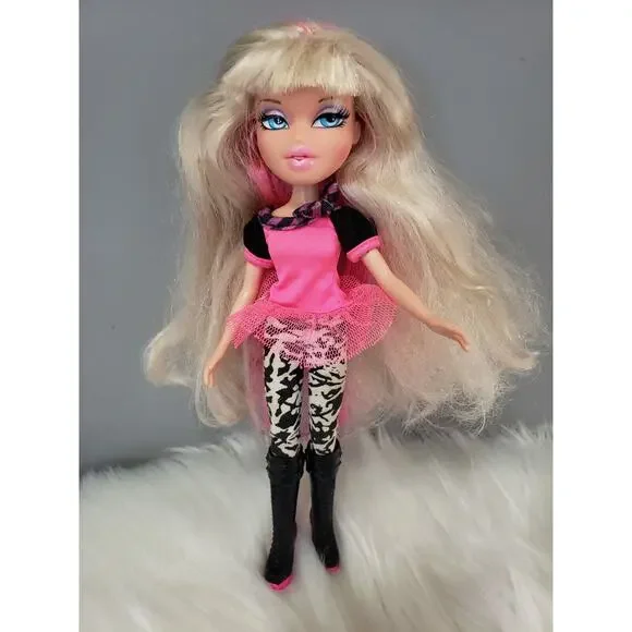 STUNNING BRATZ‎ NEON RUNWAY CLOE DOLL pink hair blonde boots outfit