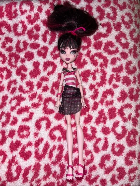 Skull Shores Draculaura